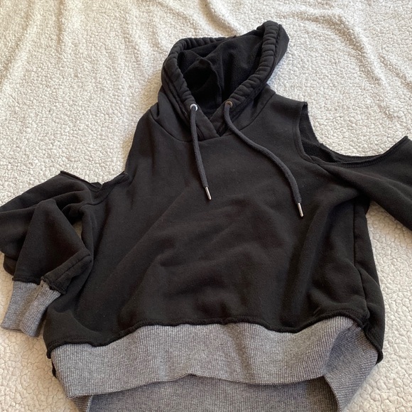 Off the shoulder Hollister hoodie with finger holes. - Picture 1 of 7